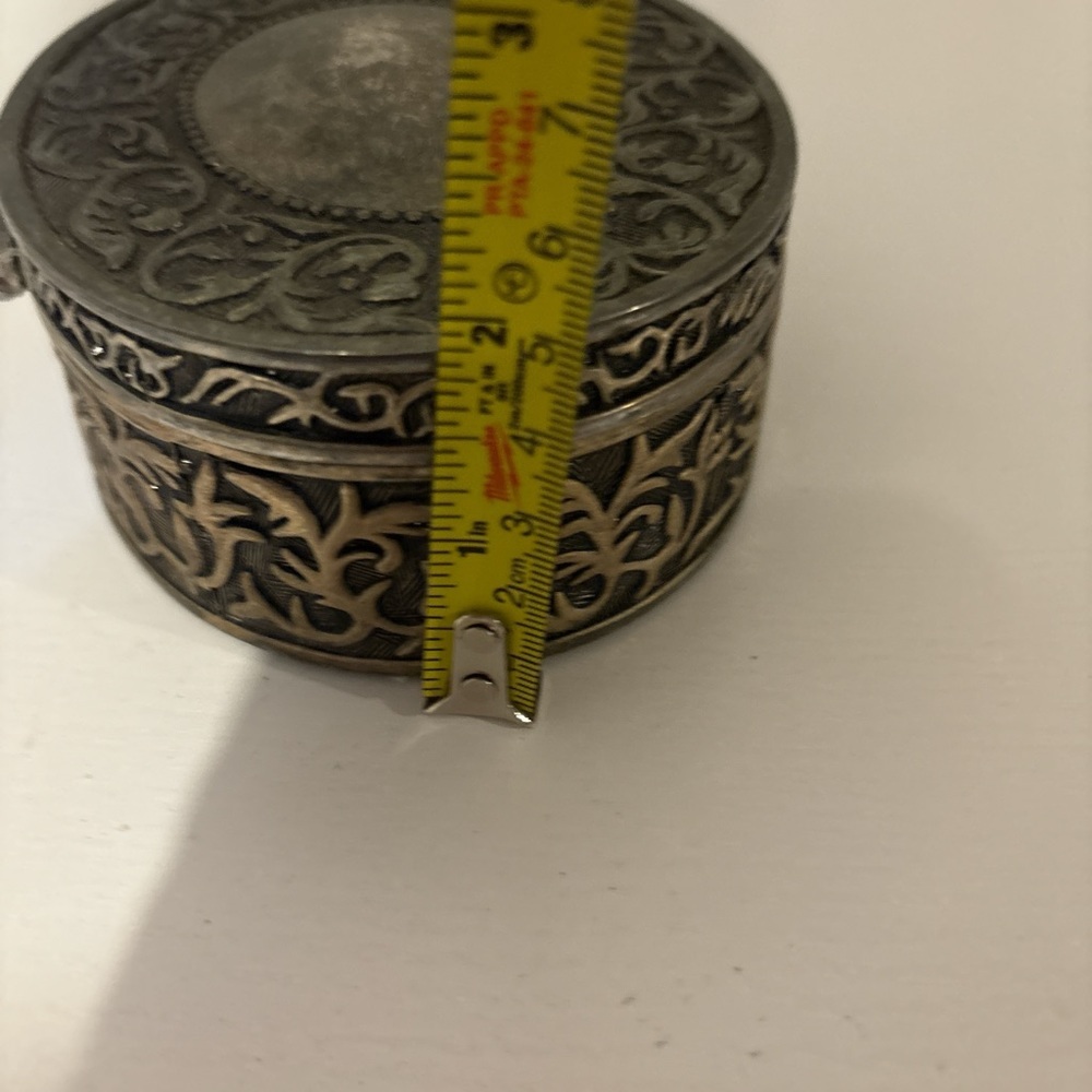 Vintage Oval Metal Trinket Jewelry Box Embossed Scrollwork Velvet Lined - Picture 4 of 6
